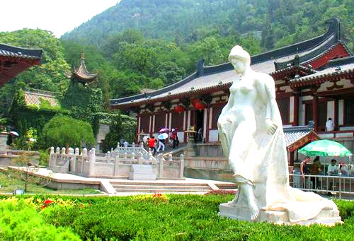 Statue of Yang Guifei.jpg Statue of Yang Guifei.jpg