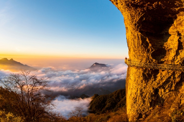 Jinfo Mountain: UNESCO Karst Peaks & Buddhist Heritage